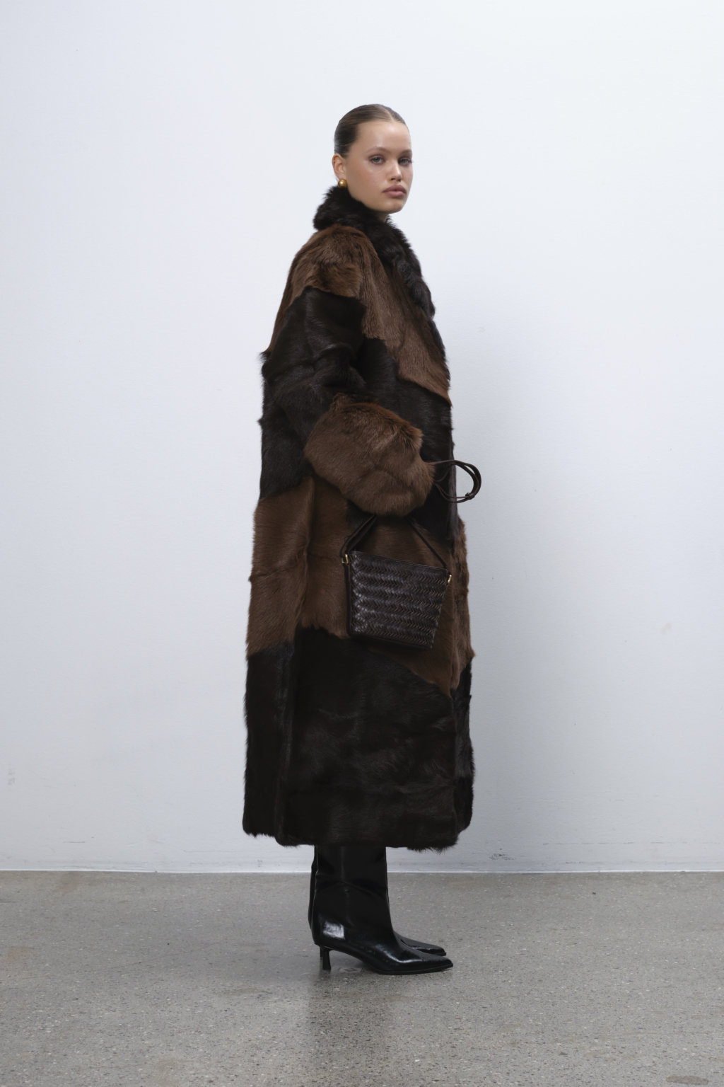201052_DarkBrown_Model1
